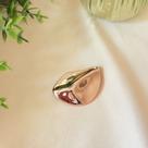 Broche Dourado Oval Orgânico em Metal