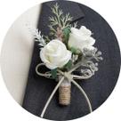Broche Flor de Lapela Masculina Rosas Brancas e Ramo Rústico -