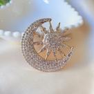 Broche Grande de Sol e Lua com Strass - Broche Grande de Sol e Lua com Strass -