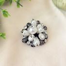 Broche Redondo Bordado com Pérolas e Pedras Broche Redondo Bordado com Pérolas e Pedras