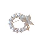Broche Redondo com Pérolas, Pedras e Borboleta -