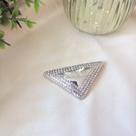 Broche Triângulo Prata Paris com Strass