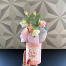 Buquê artificial no vaso com flores de crochê rosa e branco com frase te amo de plástico presente dia dos namorados flor