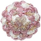 Buquê de casamento de noiva com rosas de cetim rosa e marfim com pérola
