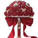 Buquê de casamento de noiva com rosas de cetim vermelhas com borboleta dourada