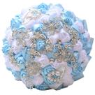 Buquê de casamento nupcial azul claro e rosas de cetim brancas