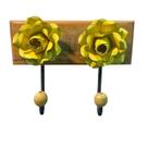 Cabideiro gancho 2 flores metal amarela em madeira peroba