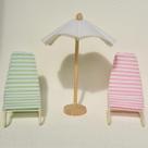 Cadeira De Praia Miniatura Em Ferro Escala 1:12 Com Guarda-Sol De Madeira Para Decoração De Festa De Cadeira De Praia Miniatura Em Ferro Escala 1:12 Com Guarda-Sol De Madeira Para Decoração De Festa De