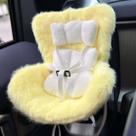 Cadeirinha de carro SwiftServ Labubu para bonecas com almofada macia peluda, clipe de ventilação e suporte de mesa, enfeite de carro fofo e funcional para fãs de Labubu e colecionadores de bonecas (amarela)