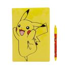 Caderno Capa Peluciada com Caneta Pokemon Estampa Pikachu Zona Criativa - 10073808