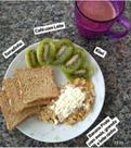 Café da manhã torradinha + kiwi + banana prata com aveia, granola e leite ninho, café com leite.