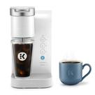 Cafeteira Keurig K-Iced Essentials com copo gelado branco