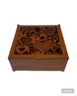 Caixa 15x15 cm em MDF cor Tabaco com tampa vazada coração bordado