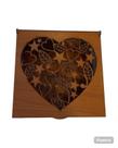 Caixa 15x15 cm em MDF cor Tabaco com tampa vazada coração