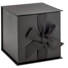 Caixa de presente Hallmark Small Black com laço e preenchimento de papel picado