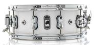 Caixa Mapex Black Panther Venom 14x5,5 Piano White com casco em Maple com aros PowerHoop 2.3mm