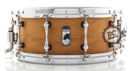 Caixa Mapex Signature Design Lab Machine Cherry Bomb 14x6 com esteira Puresound e Aros Sonic Saver