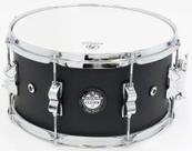 Caixa Nagano Stage Series Clever Satin Black SBK 13x7 com 8 afinações e 4 respiros de ar