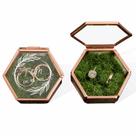 Caja para Anillos Hexagonal de Vidrio Personalizada con Musgo para Boda