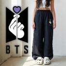Calça BTS Kpop Tecnosport Preta com Linha Lateral Cor:PretaTamanho:P Calça BTS Kpop Tecnosport Preta com Linha Lateral Cor:PretaTamanho:P