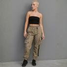 Calça Cargo Jovem Mulher com Bolso Grande 3D e Corrente Prateada Cor:CaquiTamanho:GG