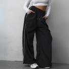 Calça com uma Listra do Lado Detalhe Branco com Bolso