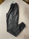 calça em material ecológico preta - TAM M