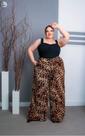 Calça feminina pantalona Tamanho G1 com estampa de onça.