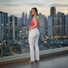 Calça jeans clara branca, modelagem flare, cintura alta, visual elegante.