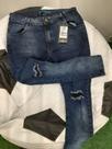 Calça jeans com rasgo no joelho