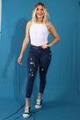Calça jeans escura. Calça jeans escura.