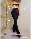 Calça jeans flare com elastano, preta.
