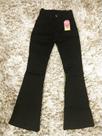 Calça jeans flare com elastano, preta.
