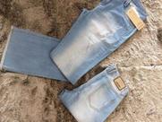 Calça jeans flare na lavagem clara