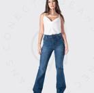 Calça jeans modelo boot cut