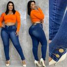 Calça jeans Plus Size com detalhe botões