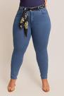 Calça Jeans Plus Size Skinny Com Cinto de Lenço na Cor Preta Estampado