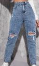Calça jeans rasgado no joelho