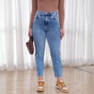 Calça Jeans Reta Com Recortes e Barra Normal Feminino Revanche Amiterno