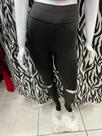 Calça leggings suplex com rasgo no joelho