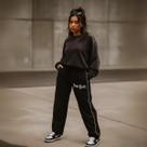 Calça Reta Larga Feminina Preta Tactel Estampa New York