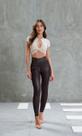 Calca skinny efeito couro maria gueixa