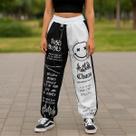 Calça Tumblr Y2K Gótica Bicolor com Frases Estilizadas e Corrente Emoji Carinha Sorriso