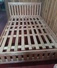 Cama de casal em madeira