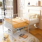 Cama Infantil com Grade de Proteção Lateral, Estrutura Metálica com Prateleira Inferior Armazenável, Cama Segura para Quarto Infantil, Branco Cama Infantil com Grade de Proteção Lateral, Estrutura Metálica com Prateleira Inferior Armazenável, Cama Segura para Quarto Infantil, Branco