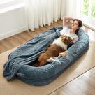Cama para cães humanos ChixNuggle Luxury Faux Fur Giant com cobertor