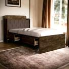 Cama Tamires Baú Castanho com Capitonê Nogal Cama Tamires Baú Castanho com Capitonê Nogal