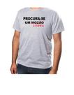 Camisa Básica Cinza Estampa Procura-se Um Mozão Litrão Tecido 100% Poliéster Camisa Básica Cinza Estampa Procura-se Um Mozão Litrão Tecido 100% Poliéster