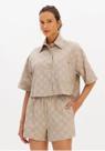 Camisa cropped manga curta lança perfume easy -