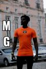 Camisa laranja com símbolo preto